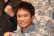 浜田雅功、日比麻音子アナの頭を「ベチン！」　キングオブコントでの行動に賛否「ヒヤッとした」「見事なツッコミ」