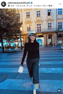 中谷美紀、美しいシックなブラックコーデで...年上ビオラ奏者の夫と密着2ショ　「幸せが伝わってきます」