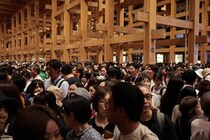 万博閉幕日の夜に起きていた「危ない大混雑」　イベントに来場者殺到、帰宅の人波も重なり押しつぶされそうに