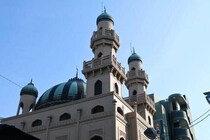 東京・御徒町に「9階建てモスク」SNSで警戒感あるが　担い手不足の労働現場も支えるムスリムのよりどころ