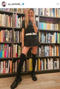 山田優41歳、クールな白ジャケット×白パンツコーデで圧倒的かっこよさ　「優ちゃんだから似合う」