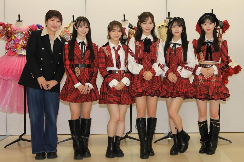 衣装店開幕を前に記者発表会が行われた。左から茅野しのぶさん、伊藤百花さん、倉野尾成美さん、小栗有以さん、佐藤綺星さん、八木愛月さん