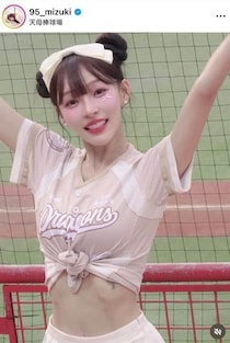 台湾人気チアのリン・シャン、ミニスカ×タンクトップで撮影中　頬に手を添えポーズ...「可愛すぎる」