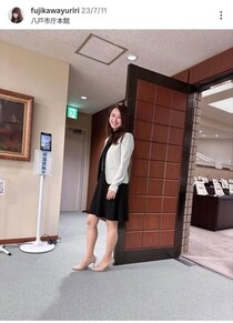 「美人すぎる市議」藤川優里氏45歳、グラウンドゴルフ楽しむ　スカート×ニーハイソックスのコーデで