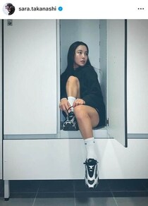 高梨沙羅、真っ赤なスニーカー×シアーソックスのコーデ大反響　「めっちゃお洒落」真上からのショットで