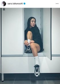 高梨沙羅、真っ赤なスニーカー×シアーソックスのコーデ大反響　「めっちゃお洒落」真上からのショットで