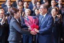 石破首相、「ミャクミャクカラー」花束で官邸にサヨナラ