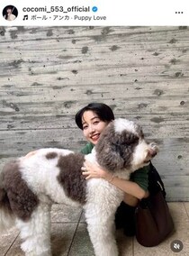 キムタク＆静香の長女Cocomi、膝上ミニ×ニットトップスの破壊力　愛犬の出迎えでステキ笑顔全開