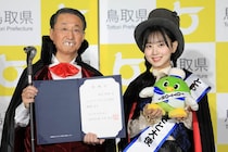 「万博ロス」勢はハロウィーンで鳥取へ...会期後もミャクミャク登場　平井知事とAKB48がコスプレでPR