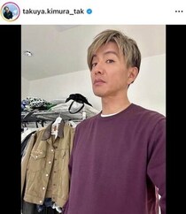 木村拓哉、国民的スターのオーラダダ漏れなモノクロショット　クールな表情でじっと見つめ