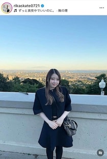 アイスダンス電撃転向の紀平梨花、異国の地で散歩　ブラックコーデ＆丸メガネで「可っ愛いいっ！！」