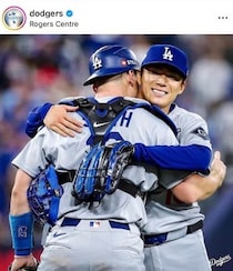 山本由伸、大谷翔平とタッチ交わし笑顔...WS完投勝利ショット　「痺れました」ファンの度肝抜く