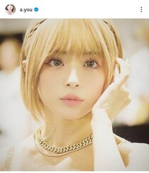 浜崎あゆみ、神々しきギラギラ黄金衣装の衝撃　「女王感つよつよ」「ゴージャスでカッコイイ」