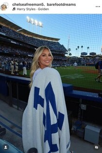 ドジャース・フリーマンの元モデル美人妻、色気ダダ漏れデニムコーデ...勝利の女神がWS応援