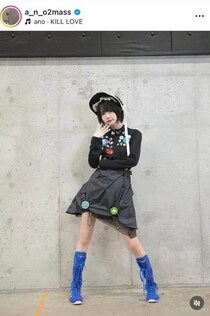 あのちゃん、ミニ丈ワンピのコーデで「激カワ」神スタイルに釘付け　レアなメガネ姿にもキュン