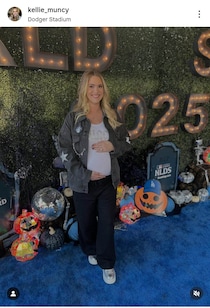 ドジャース・マンシーの美人妻、夫大好き観戦スタイルがステキ　大谷翔平＆山本由伸バッジもチラリ