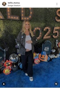 ドジャース・マンシーの美人妻、夫大好き観戦スタイルがステキ　大谷翔平＆山本由伸バッジもチラリ