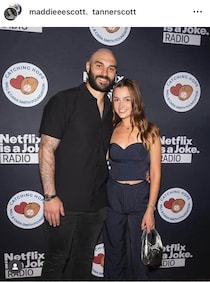 ドジャース・スコットの美人妻、夫の名前入りTシャツ×デニムコーデでWS応援　神スタイルで美しさ限界突破