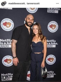 ドジャース・スコットの美人妻、夫の名前入りTシャツ×デニムコーデでWS応援　神スタイルで美しさ限界突破