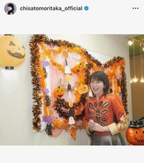 森高千里、膝上ミニスカ衣装のライブショット　「可愛すぎます」笑顔にキュン...美しさオーラ全開