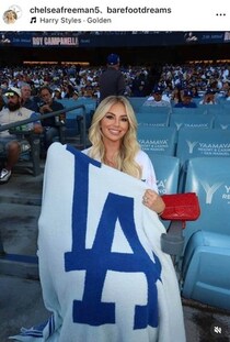 ドジャース・フリーマンの元モデル美人妻、異次元の脚の長さ神スタイル　金髪三つ編みの女神にドキっ