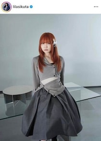 YOASOBI・幾田りら、透け感黒タイツ×黒ミニスカの「激カワ」コーデ　「か、かわいすぎる」「反則です」