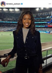 ドジャース名物美女リポーター、透け感タイツ×超ミニのコーデで...優勝トロフィー手に全開笑顔