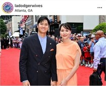 大谷翔平＆真美子さん夫妻、顔寄せ合い最高の笑顔2ショ...LA優勝パレードで　名物美女リポーターが激写