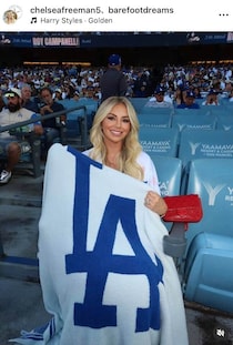 ドジャース・フリーマン＆元モデル美人妻、グラウンドで熱いキス！ラブラブ夫婦ショット　WS連覇を祝福