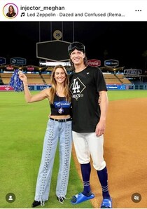 ドジャース・グラスノー＆美女婚約者、グラウンドで熱いキス！ラブラブショット　WS連覇歓喜のシーン