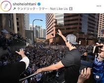 大谷翔平＆真美子さん夫妻、ぴったり顔寄せ2ショに大注目「仲良くくっついてる」　ドジャース優勝パレードで