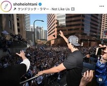 大谷翔平＆真美子さん夫妻、ぴったり顔寄せ2ショに大注目「仲良くくっついてる」　ドジャース優勝パレードで