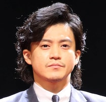 「出会わなかったら違う人生になっていただろうな」　小栗旬が告白した「恩人」とその金言