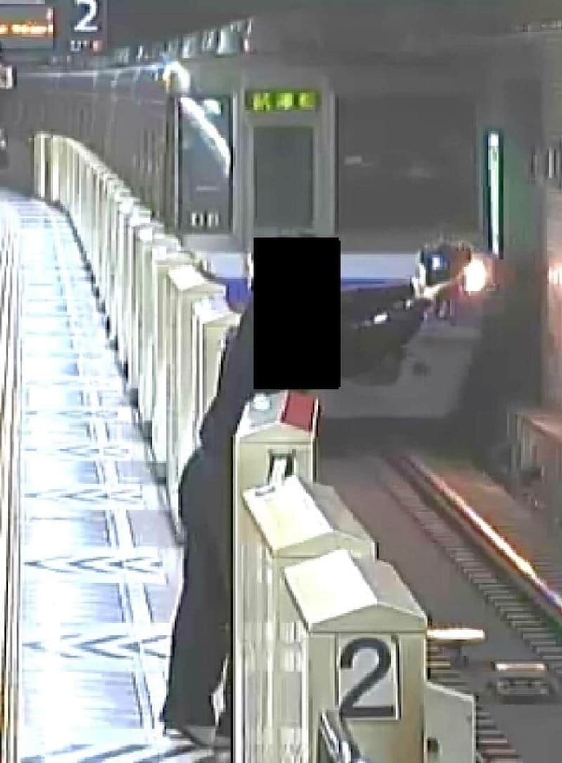 ホームドアからカメラを差し出し…（画像は、福岡市交通局提供）