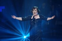 「奇跡の歌声」スーザン・ボイル64歳、ドレス姿がステキ＆金髪ボブに激変ショット　デビューから16年