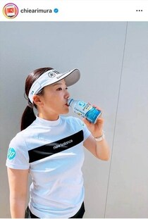 女子ゴルフの有村智恵、ミニスカウェアで...お気に入りゴルフシューズ紹介「めちゃくちゃ可愛い」