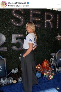 ドジャース・フリーマンの元モデル美人妻、さわやか水色半袖ニットで美しさ限界突破　公園で笑顔ショット