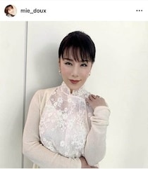 元ピンク・レディー未唯mie67歳、艶やかゴールドのドレスで色気ダダ漏れ　変わらぬ美貌...「とっても綺麗」