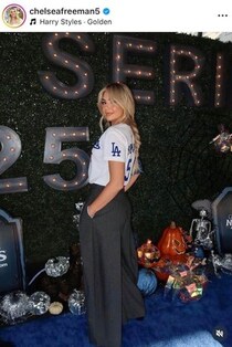 ドジャース・フリーマンの元モデル美人妻、さわやか水色半袖ニットで美しさ限界突破　公園で笑顔ショット