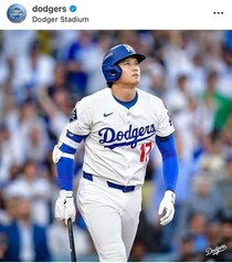 大谷翔平、愛犬デコピンとドジャースタジアムをランニング　「トコトコかわいい」「世界一のドッグラン」