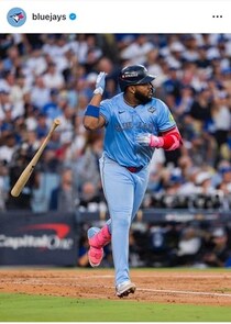 ブルージェイズ主砲ゲレーロJr．ド派手にドミニカ凱旋　高級車の屋根から手を振り...パレードのよう