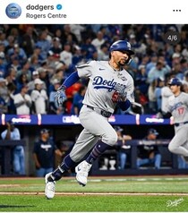 ドジャース・ベッツ一家、ディズニー楽しむ　パーカー私服のベッツ、グーフィーと肩抱き2ショット