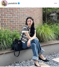 キム・ヨナ、ショーパン×スニーカーの大人カジュアルで「激カワ」　いろんなポーズでパシャリ