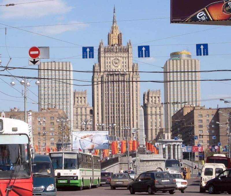 ロシア外務省（中央）。その仕事ぶりが波紋を広がている