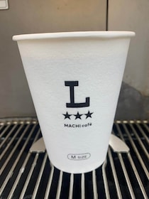 コーヒーカップに大きく「L」、それでも「Mサイズ」の不思議　ナイツ塙「クレーム」で再注目、ローソンが進める対策とは