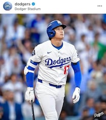 MVP大谷翔平、愛犬デコピンに歓喜のキス...真美子さんと3ショット　おそろいデコピンカラーのコーデで