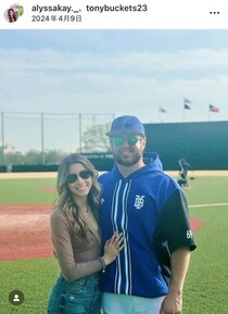 DeNA助っ人左腕・ケイ、美人妻の29歳誕生日を祝う　ステキすぎウエディングフォトをそえて