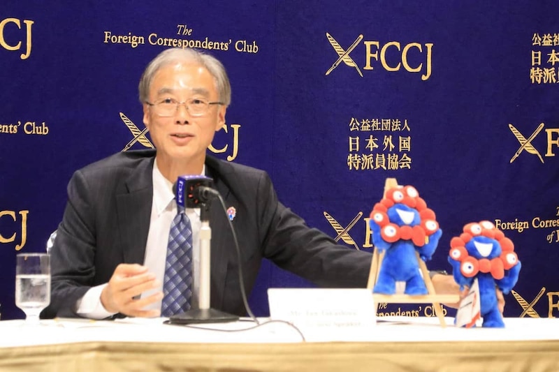 ミャクミャクのぬいぐるみを横に記者会見する万博協会の高科淳・副事務総長