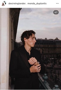 陸上デュプランティスの24歳モデル美女婚約者、背中ざっくり純白ドレスで美しさ限界突破　ラブラブ2ショット