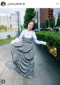 安達祐実44歳、ギャザードレスのオトナかわいいコーデ　「可愛すぎる」「オシャレで真似したくなる」